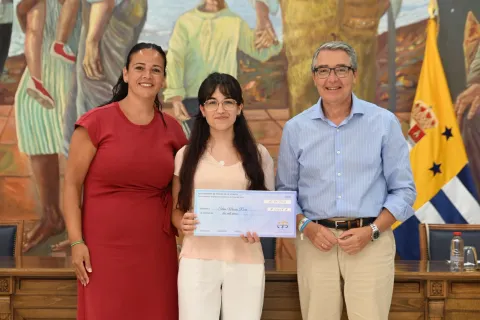 alcalde concejala junto alumna premiada.jpeg