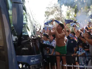 GALERÍA | El último aliento de la afición del Málaga CF antes de ir a Almería 18 autobus gritos aficionado despedida malaga almeria 3 11zon