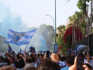 GALERÍA | El último aliento de la afición del Málaga CF antes de ir a Almería 12 autobus recibimiento almeria malaga 4 11zon