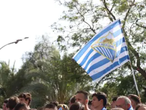 GALERÍA | El último aliento de la afición del Málaga CF antes de ir a Almería 13 bandera malaga aficion 5 11zon