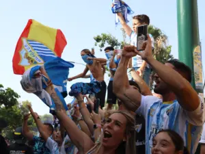 GALERÍA | El último aliento de la afición del Málaga CF antes de ir a Almería 15 banderas aficionados malaga despedida almeria 7 11zon