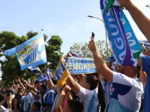GALERÍA | El último aliento de la afición del Málaga CF antes de ir a Almería 16 bufandas aficion despedida bus 8 11zon