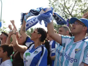 GALERÍA | El último aliento de la afición del Málaga CF antes de ir a Almería 17 bufandas gritos aficion 9 11zon
