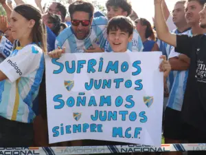 GALERÍA | El último aliento de la afición del Málaga CF antes de ir a Almería 10 cartel nino despedidas autobus malaga 11