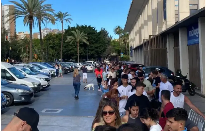 Largas colas en La Rosaleda ante las incidencias en la compra de entradas para el playoff