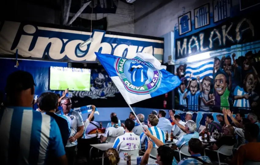 El Ayuntamiento autoriza las pantallas en las terrazas de los bares para seguir el playoff del Málaga CF