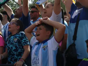GALERÍA | El último aliento de la afición del Málaga CF antes de ir a Almería 7 nino manos cabeza malaguismo 14