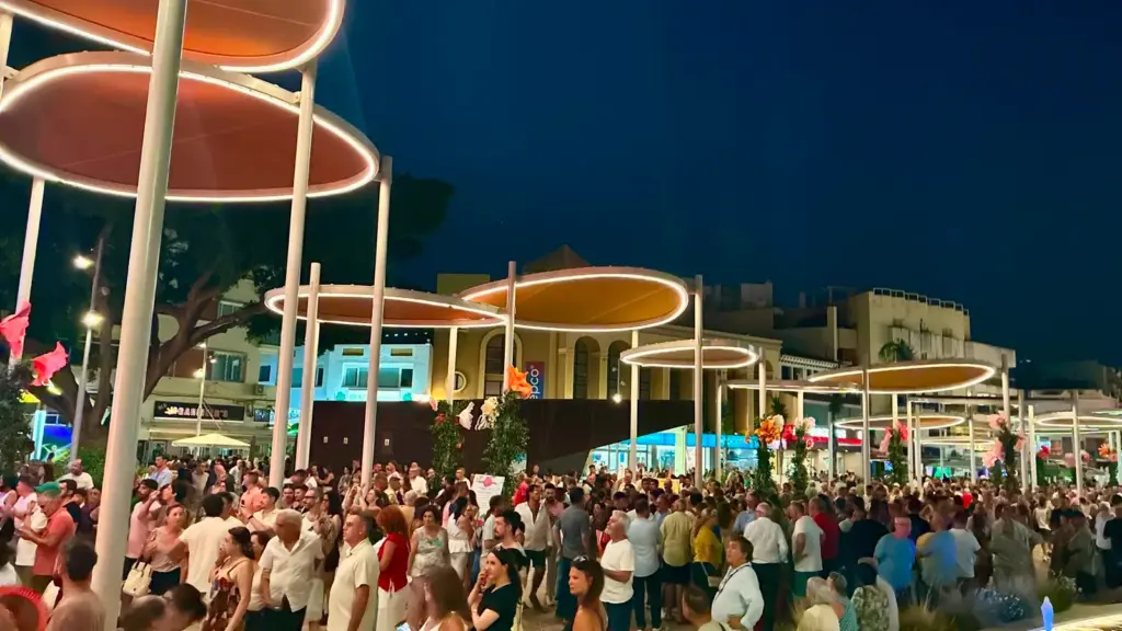 La nueva Plaza de la Nogalera renace como espacio abierto, accesible y concebido para convertirse en el gran punto de encuentro de Torremolinos 5 76 PLAZA DE LA NOGALERA
