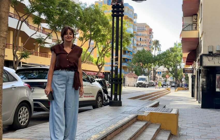 Isabel Gonzalez ante el aforador instalado en la avenida de Mijas