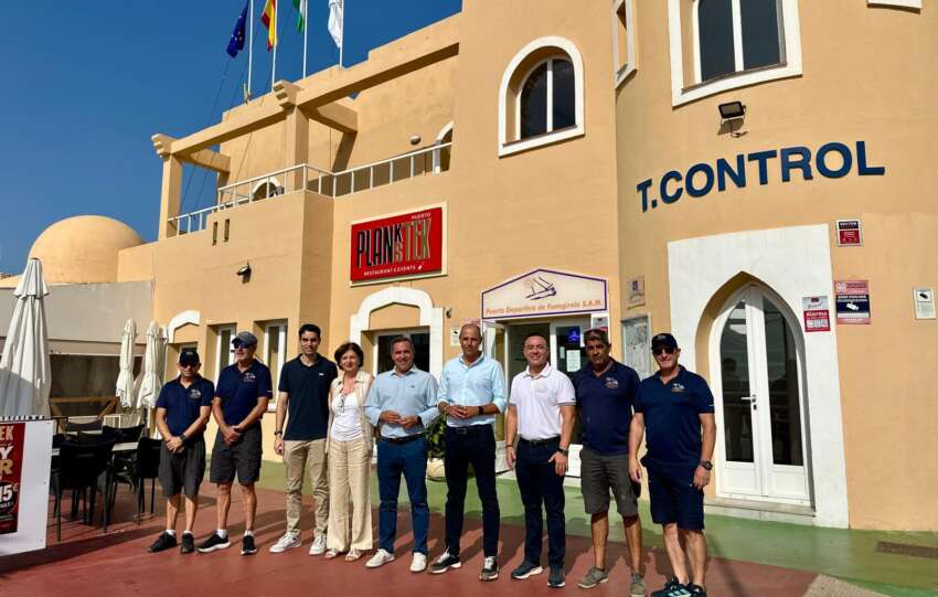 Jose Sanchez y Rodrigo Romero juntos a los responsables y trabajadores del Puerto Deportivo