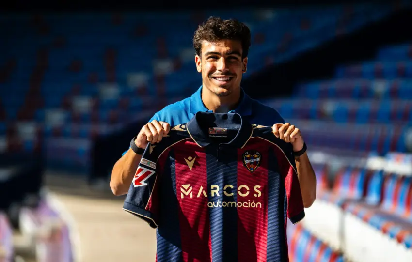 Una de las opciones para el lateral zurdo del Málaga CF... se marcha al Levante