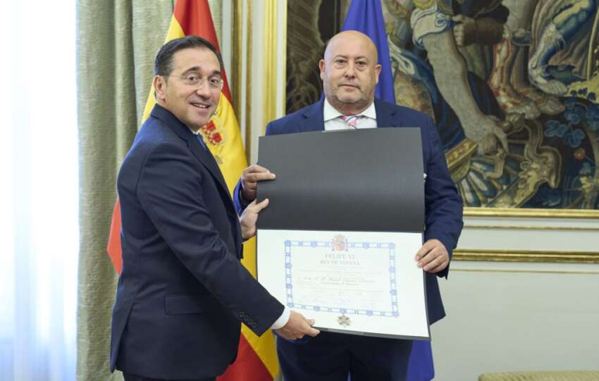 Medalla Davichi y mtro con diploma comprimida 1 1024x683 1