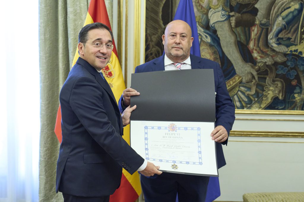 Medalla Davichi y mtro con diploma comprimida 1 1024x683 1