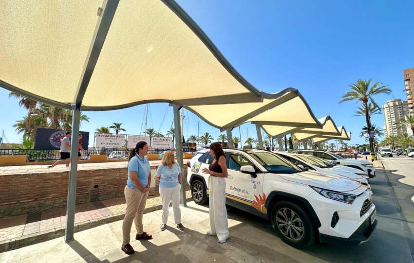 Rodriguez Mula y Gonzalez en una parada de taxi con zona de sombra