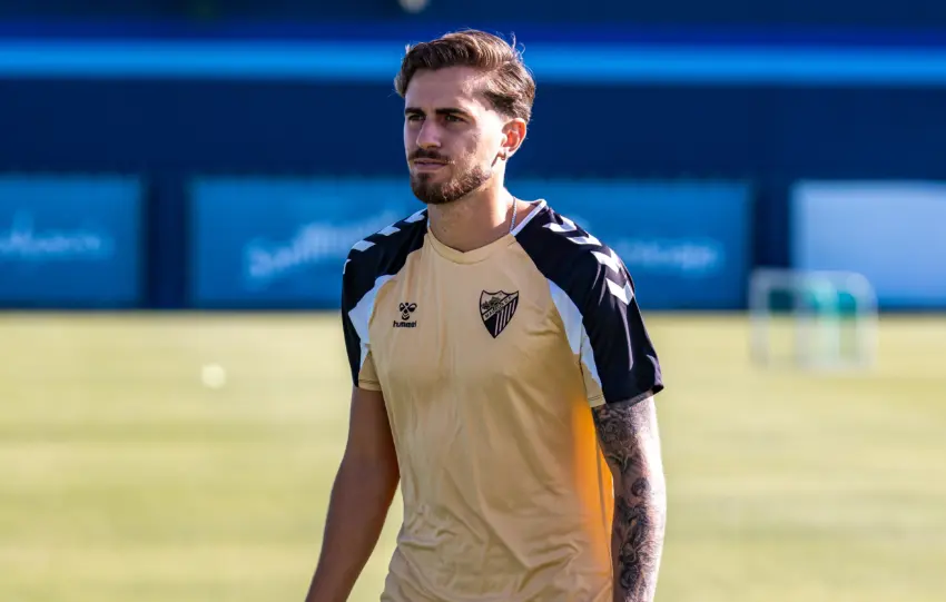 Adrián Niño vuelve al grupo en la penúltima sesión del Málaga antes del Levante