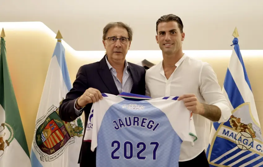 OFICIAL | Eneko Jauregi renueva una temporada con el Málaga CF