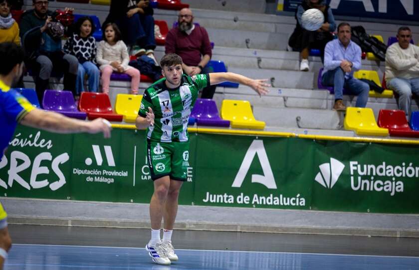 Enrique Pérez da el salto al primer equipo del Dólmenes Antequera