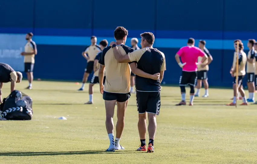 funes adrian nino abrazo entrenamiento 20