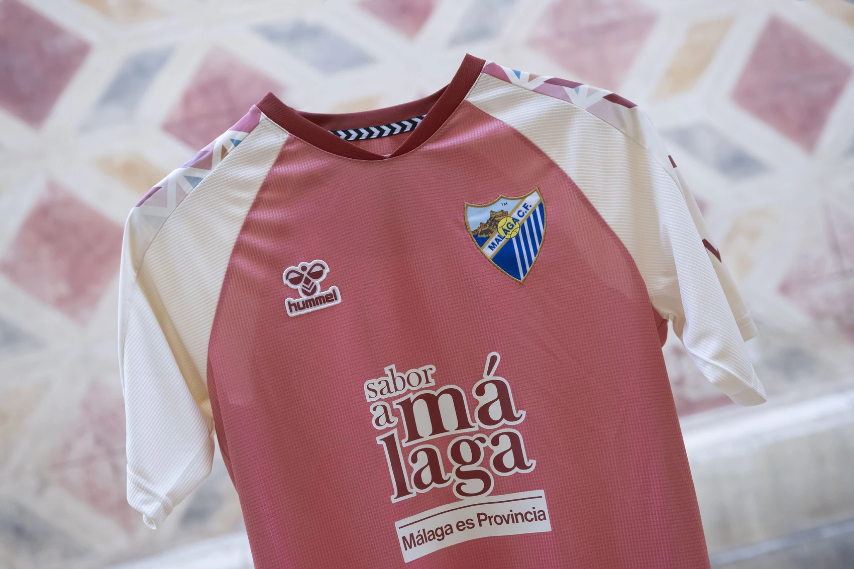 Radio Marca 2 El Málaga CF lanza su segunda equipación para la temporada 2026/2027