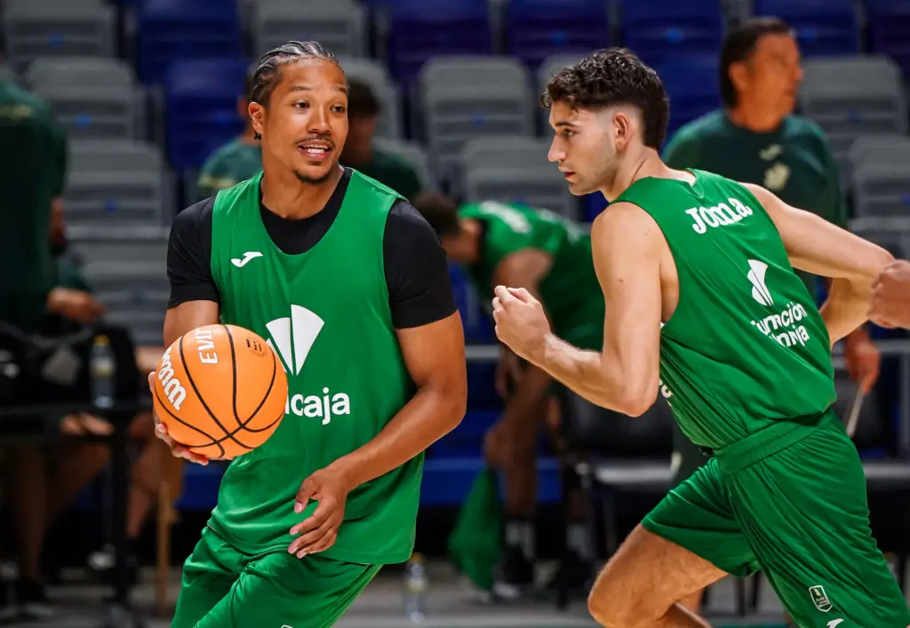 El Unicaja realiza su primer entrenamiento grupal de la 'etapa Txus Vidorreta' 5 2 PRIMER ENTRENAMIENTO UNICAJA VIDORRETA