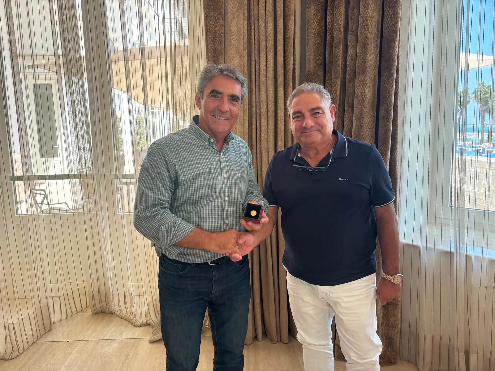 Victorino Martín, escudo de oro de Radio MARCA Málaga 3 4 - VICTORIANO MARTIN ESCUDO DE ORO