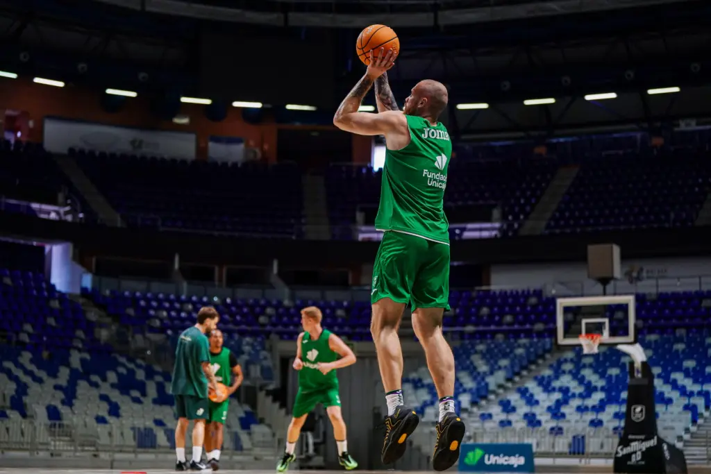 El Unicaja realiza su primer entrenamiento grupal de la 'etapa Txus Vidorreta' 2 5 - PRIMER ENTRENAMIENTO UNICAJA VIDORRETA