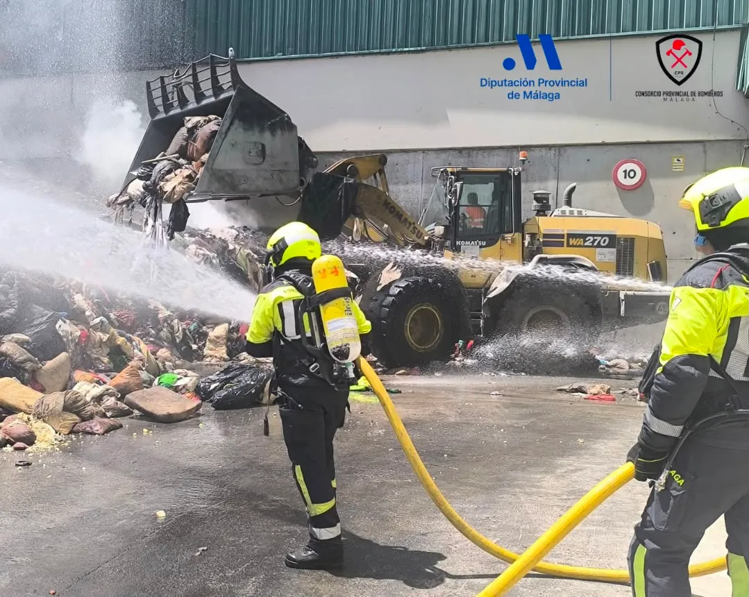 Los bomberos de Antequera apagan un fuego en la planta de reciclaje de Valsequillo 2 60 - PLANTA DE RECICLAJE ANTEQUERA