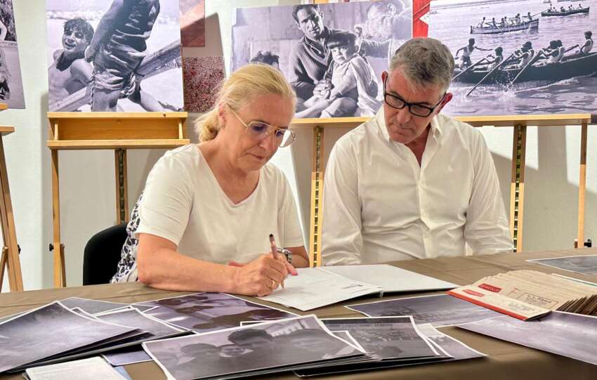Ana Mula durante recepcion del archivo fotografico de Ramirez