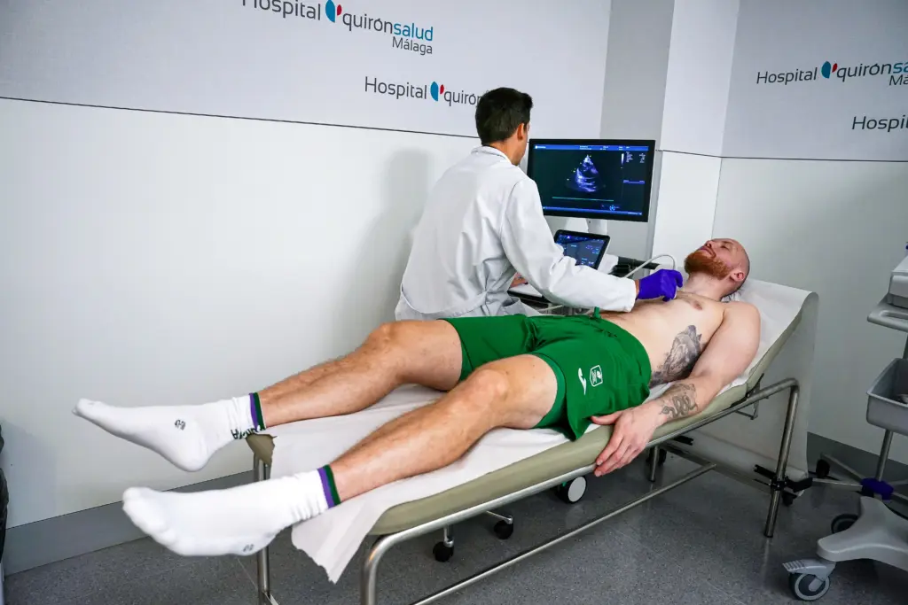 La vuelta al trabajo: el día 1 de la 'era Txus Vidorreta' en el Unicaja 2 BRAZDEIKIS RECONOCIMIENTO MÉDICO (2)