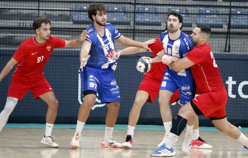 CONSUEGRA Y VILAR ENTRE TRES CONTRARIOS DEL CAJASOL FOTO RAUL ROMERO