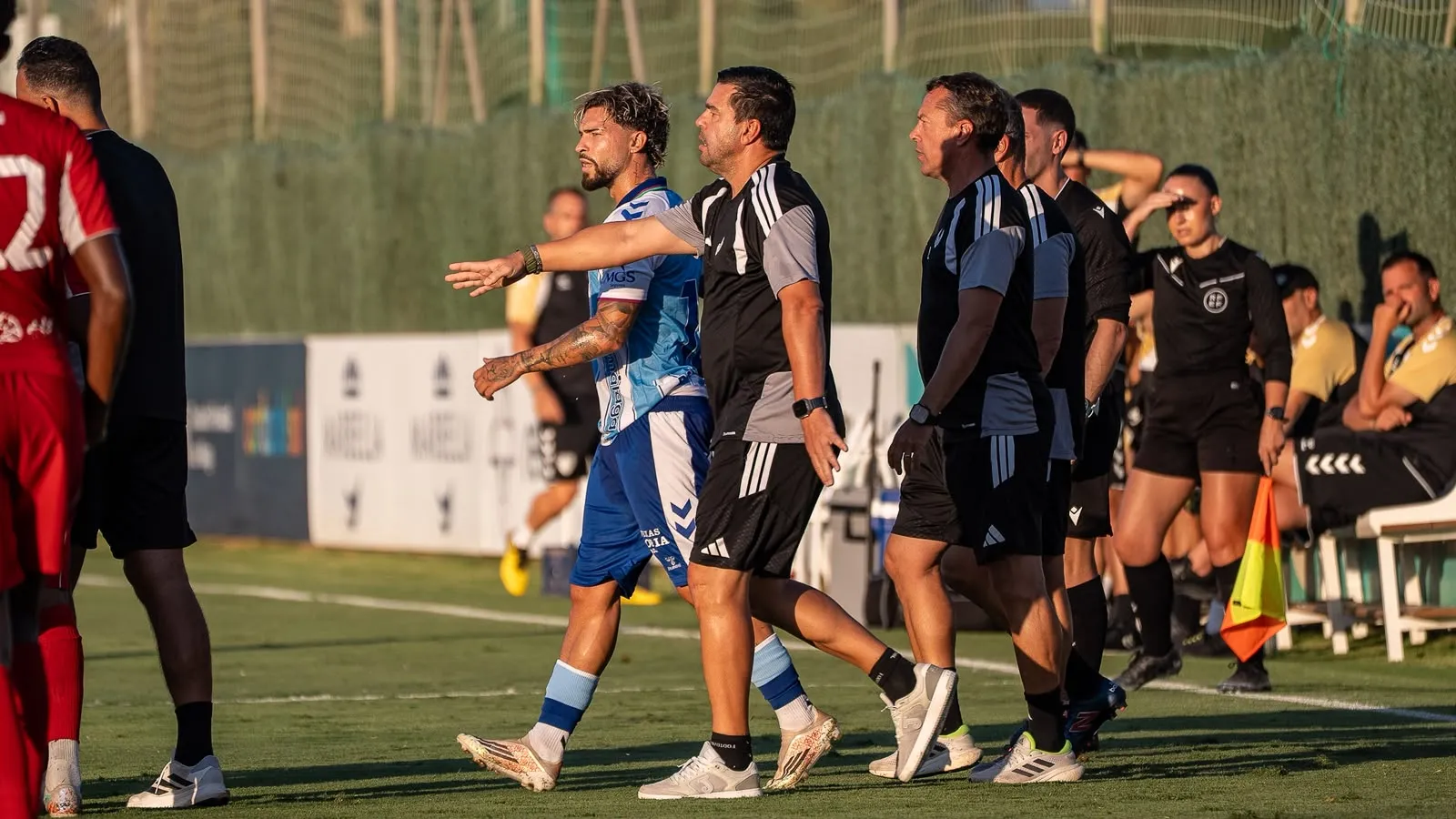 La tensión del Málaga CF VS Al-Arabi: Contra expulsado, varios rifirrafes, enfado de Funes... 1 COSMIN CONTRA EXPULSADO CONTRA EL MCF