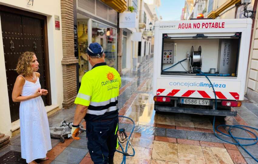 Carmen Diaz informa sobre el dispositivo especial de Limpiza con disco puesto en marcha en Fuengirola