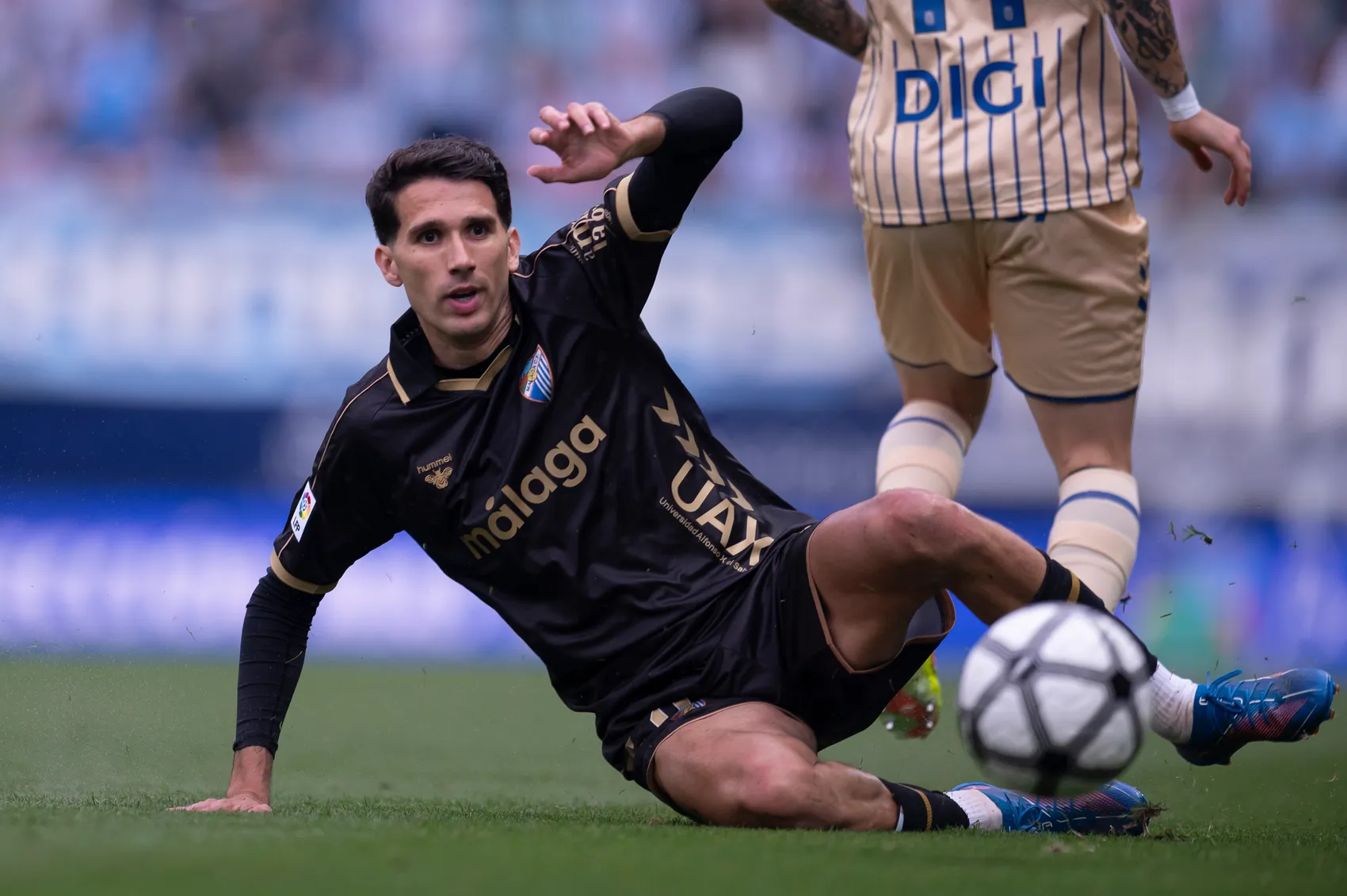 EL MÁLAGA CF DEJA A JUANPE SIN EL DORSAL 8 Y SE LO DA A DOTOR