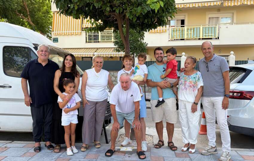 La alcaldesa asiste a la colocacion de una de las placas de la campana Un nino un arbol