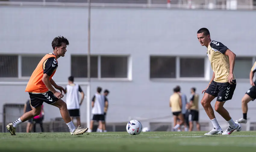 El Málaga CF ya trabaja en Estepona: primera sesión del 'stage' con Alfonso Herrero de vuelta al grupo
