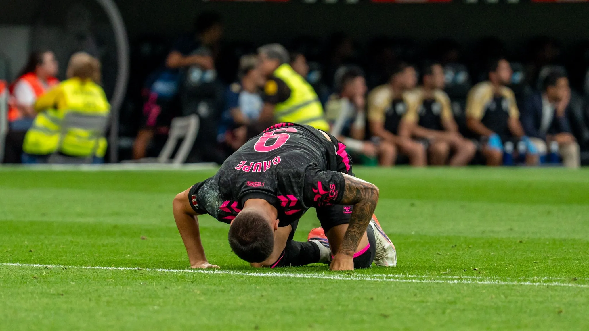 CRÓNICA | Quince minutos de tormenta blanca fulminan al Málaga CF en el Bernabéu
