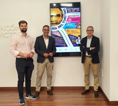 Alcalde y cjales junto cartel Dia de Turismo.jpeg