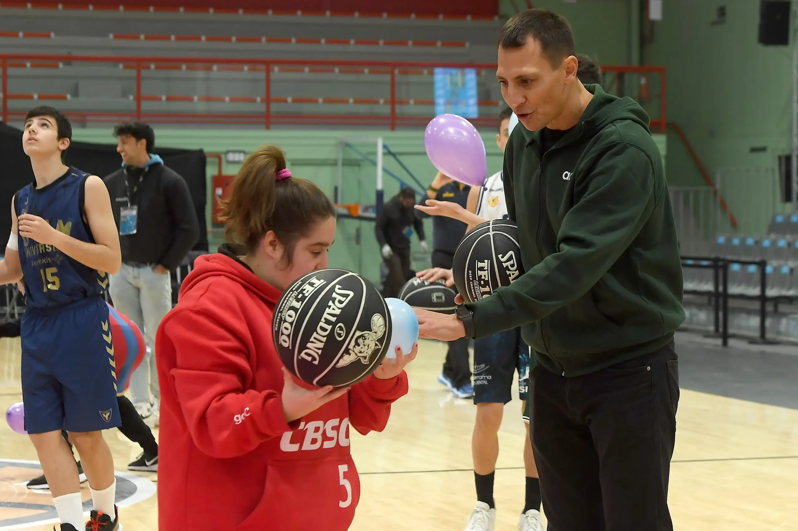 FEDE VAN LACKE COMPLETA STAFF DE VIDORRETA EN EL UNICAJA