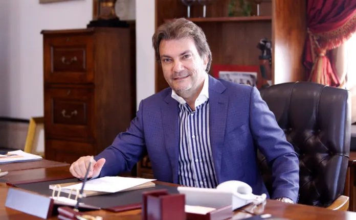 JAMAL SATLI IGLESIAS TIENDE LA MANO A AL-THANI