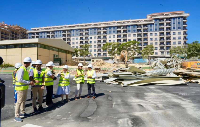 La alcaldesa junto a concejales y tenicos en su visita a los trabajos de demolicion del estadio Santa Fe
