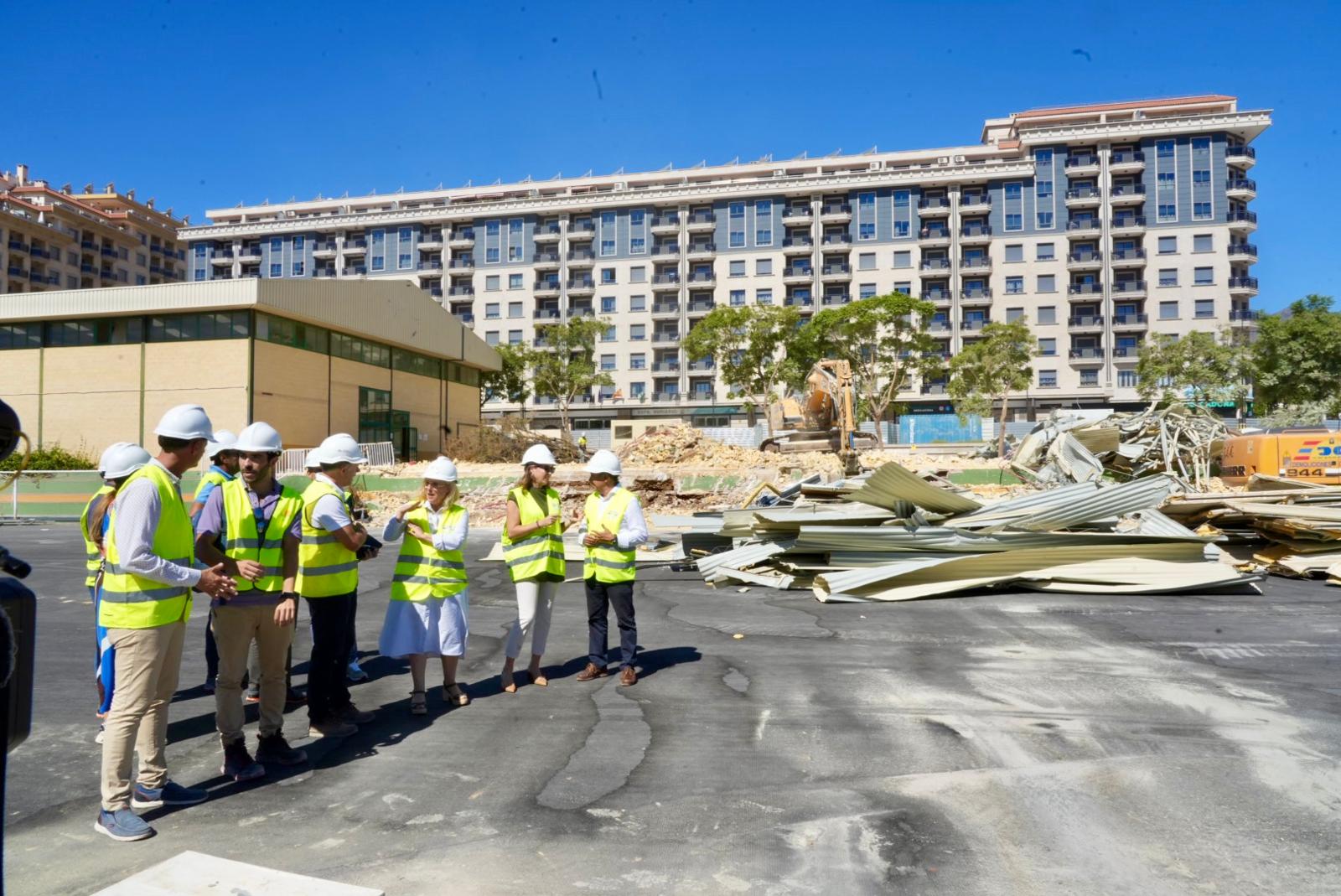 Radio Marca 37 La alcaldesa junto a concejales y tenicos en su visita a los trabajos de demolicion del estadio Santa Fe