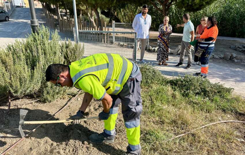 La alcaldesa y el concejal de Empleo observan el trabajo de los alumnos de los cursos de zonas verdes y jardineria
