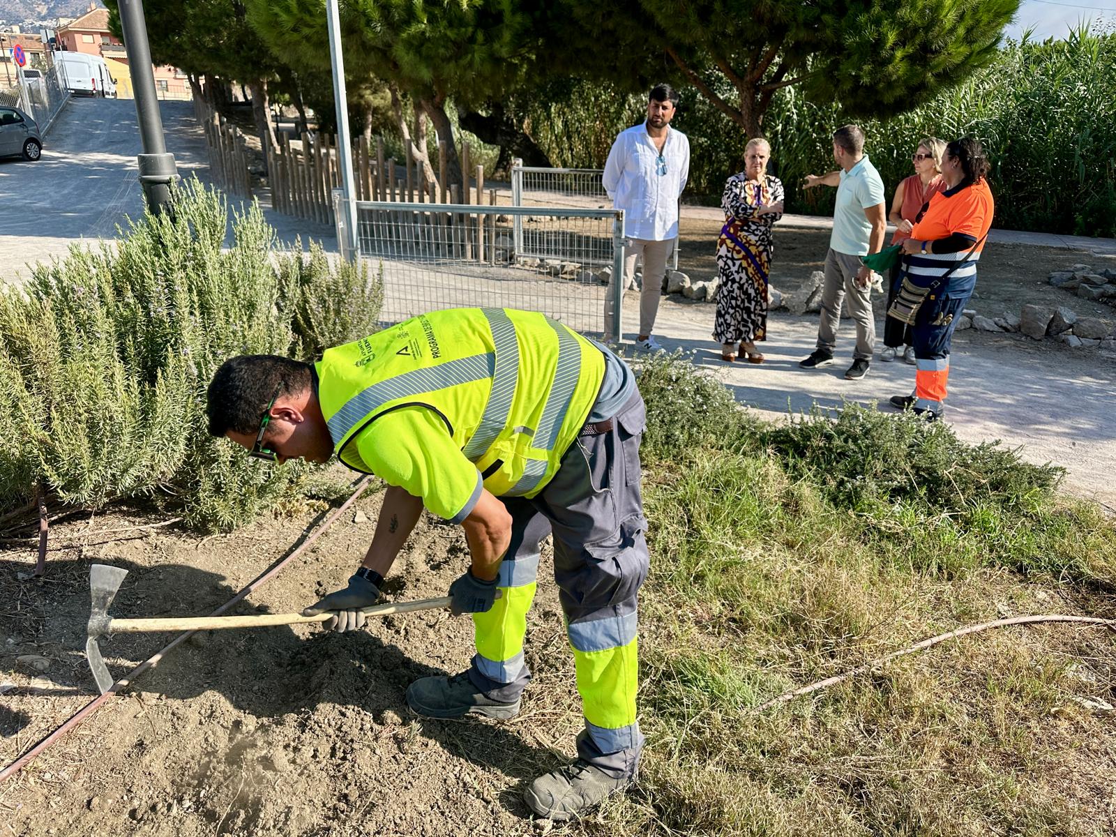 La alcaldesa y el concejal de Empleo observan el trabajo de los alumnos de los cursos de zonas verdes y jardineria