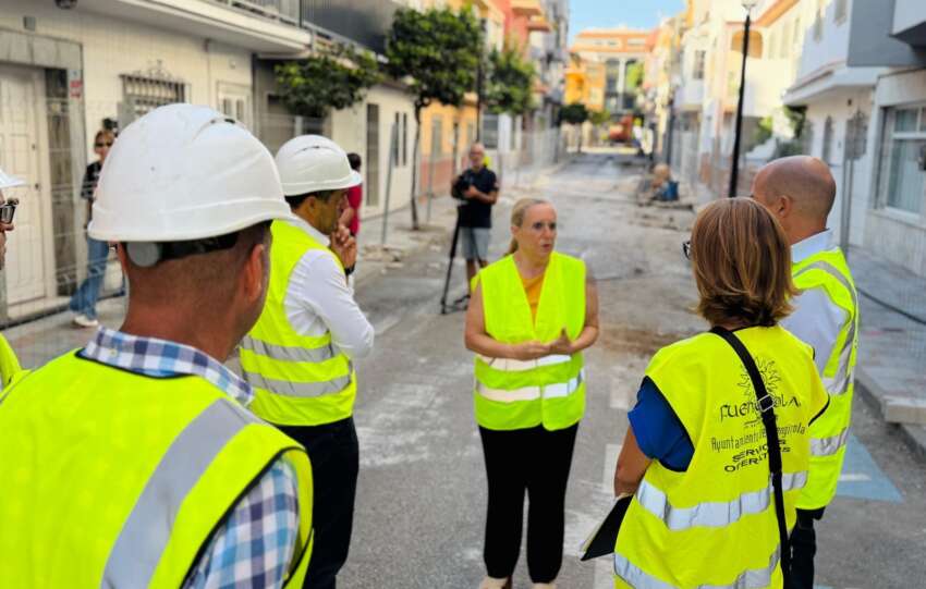 Mula dialoga con varios tecnicos durante su visita a las obras de calle Sevilla