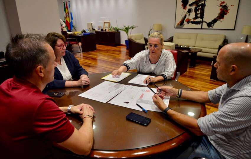 Mula realiza indicaciones a los concejales y tecnico municipal sobre el plano de la plaza Luis Braille