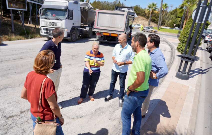 Mula y Sanchez dialogan con varios tecnicos durante su visita a los trabajos de asfaltado