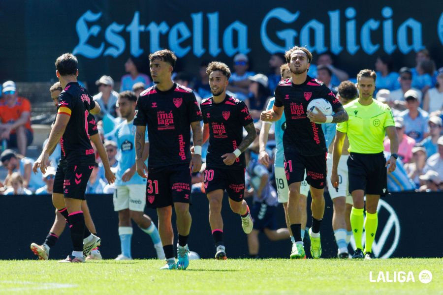 CRÓNICA | ¡Qué bueno que volviste, Adrián! Niño rescata a un inocente Málaga CF en Balaídos