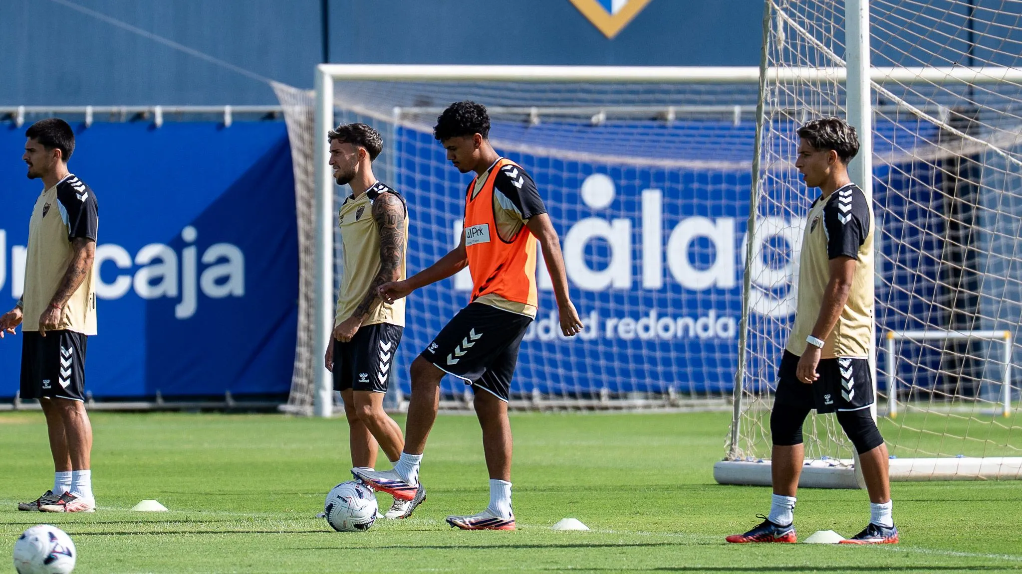 GALERÍA | Así fue el primer entrenamiento de Aznou, Cajuste y Berrocal con el Málaga CF 4 malaga cf entrenamiento aznou 1