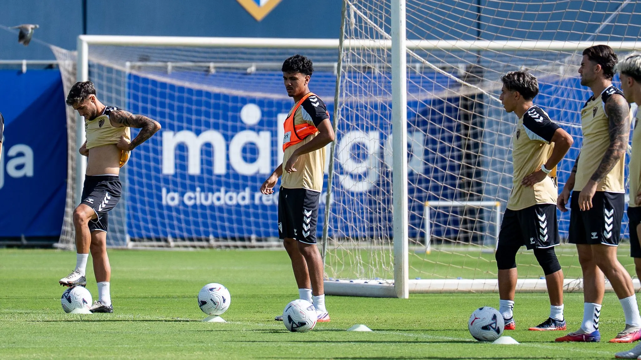 GALERÍA | Así fue el primer entrenamiento de Aznou, Cajuste y Berrocal con el Málaga CF 5 malaga cf entrenamiento aznou 2