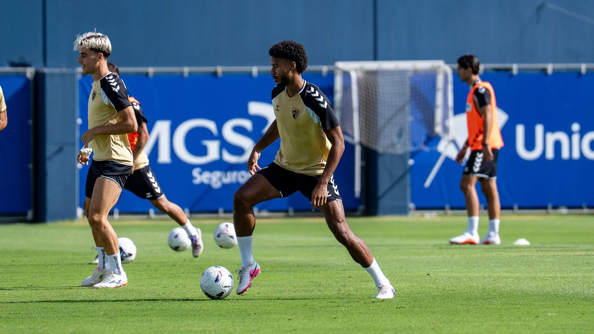 GALERÍA | Así fue el primer entrenamiento de Aznou, Cajuste y Berrocal con el Málaga CF 9 malaga cf entrenamiento cajuste 1
